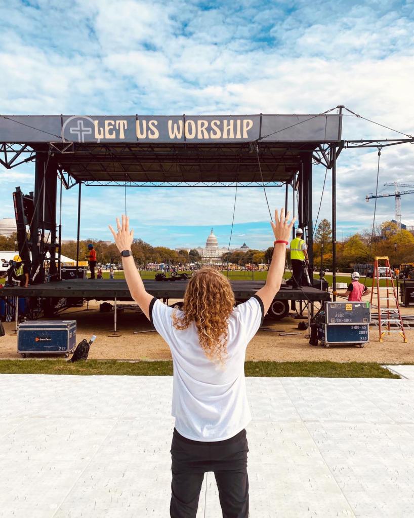 Készen áll a színpad - Dicsőítsünk!